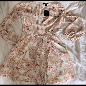 NWT Paisley print love sleeve dress. Very light and fun! Size M